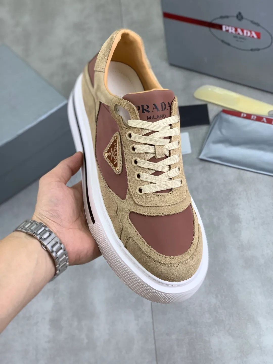 Men's shoes 💰P560💰 [New model] High version official website popular model is on the market, 🆘 Trendy brand (Prada) mainly promotes popular model, avant-garde and versatile fashionable men's shoes private version mold opening, cowhide surface splicing 1:1.. Stylish and simple, original imported cowhide lining cowhide feet; the atmosphere and personality are more fashionable, eye-catching and pursuing class. It will subvert the old idea and be a must-have for fashion trendsetters with you! Must keep it for yourself! Tall and comfortable, large and low, high-end quality workmanship. Size: 38-45; multiple colors available.